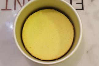 先放一片蛋糕片在6寸蛋糕模内。