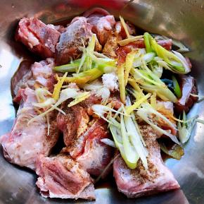 葱和姜切成丝放入容器中