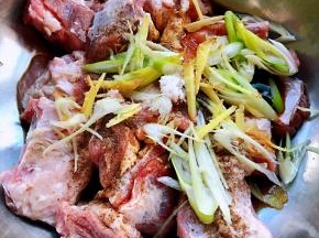葱和姜切成丝放入容器中