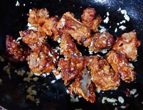 放入排骨均匀的裹上蒜粒即可出锅享用