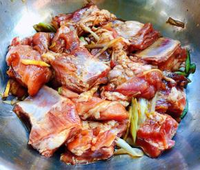 排骨调味料和葱姜拌匀煨制半小时入味