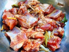 排骨调味料和葱姜拌匀煨制半小时入味