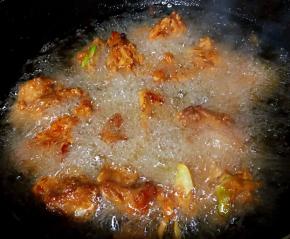 锅中倒入适量油加热至七成依次放入排骨炸至金黄色漂浮上来即可捞出