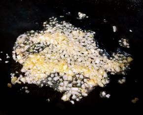 锅中倒入底油加热发热蒜粒爆香