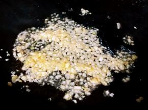 锅中倒入底油加热发热蒜粒爆香