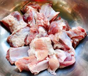 新鲜的肋排用清水浸泡半小时再冲洗干净沥干水份备用