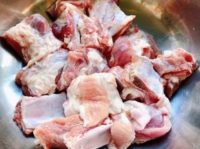 新鲜的肋排用清水浸泡半小时再冲洗干净沥干水份备用