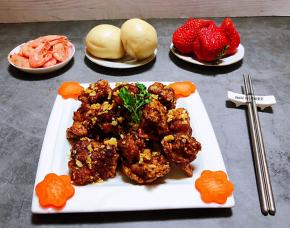 搭配小馒头、水果、北极虾就是完美的一餐