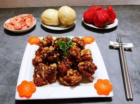 搭配小馒头、水果、北极虾就是完美的一餐