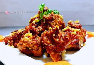 精致美味的蒜香排骨装入盘中用香菜和胡萝卜做装饰颜值瞬间爆棚