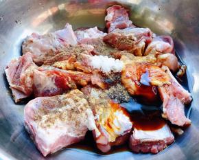 放入调味料蚝油、一品鲜酱油、糖、料酒、黑胡椒粉