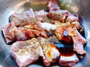 放入调味料蚝油、一品鲜酱油、糖、料酒、黑胡椒粉