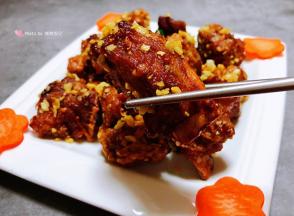 蒜香排骨入口香浓外酥里嫩唇齿留香回味无穷