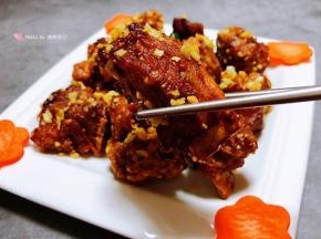 蒜香排骨入口香浓外酥里嫩唇齿留香回味无穷