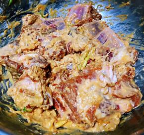 面粉均匀的裹在排骨上薄薄的一层