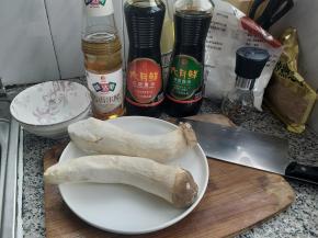 准备全部的食材，杏鲍菇冲洗干净。