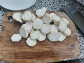 首先把杏鲍菇切成厚片，千万不要太薄哟。