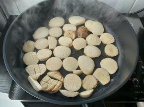 准备一口平底锅，热锅加入适量油，下杏鲍菇中小火煎。