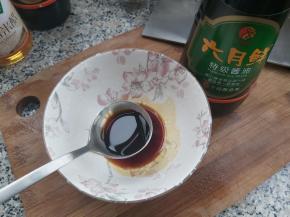 在煎杏鲍菇的时候，调好酱汁，2勺六月鲜特级酱油、1勺味达美臻品蚝油、半勺六月鲜红烧酱油，2勺细砂糖、1勺淀粉、2勺味达美清香米。