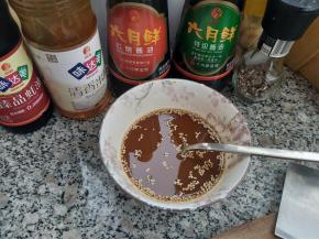 再倒入半碗纯净水，以及熟白芝麻，搅拌均匀备用。