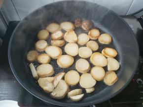 用中小火慢慢把杏鲍菇煎至两面金黄，煎好后装盘备用。