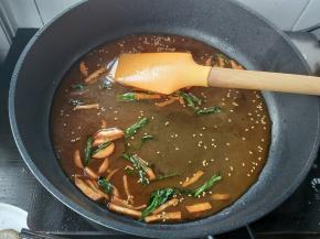 倒入准备好的酱汁，仍旧中小火慢慢煮开。（可根据个人喜好添加纯净水调整汤汁的浓稠度）