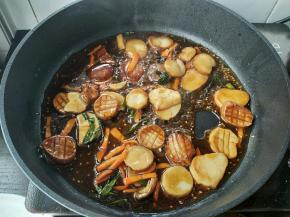 最后倒入煎好的杏鲍菇，简单的炒匀后，小火炖煮1-2分钟入味，就可以关火装盘了。