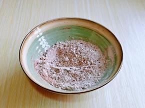 首先将可可粉，盐，低筋面粉混合在大口器具中。