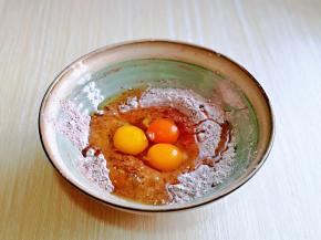 再磕入鸡蛋，我用的草鸡蛋比较小，三个的重量94克。