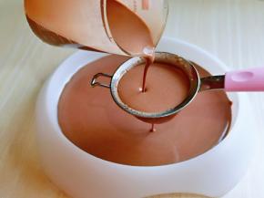 将做好的面糊过细筛。(不可以省略，这一步觉得饼皮的口感)