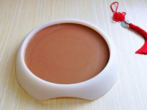 过滤好的千层糊非常细腻，盖上保鲜膜放入冰箱冷藏30分钟。