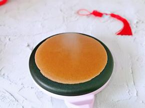 取出冷藏后的面糊，我用薄饼机做的，使用不粘锅也可以，建议饼皮不要太厚，不然口感不好，把面糊做完即可。