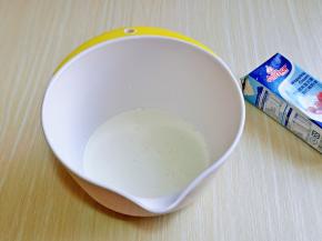 淡奶油加入器具中，再加入细砂糖。