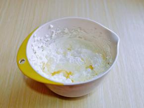 用电动打蛋器，打发即可。