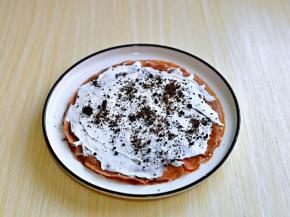 取两张饼皮平铺盘中，再抹上打发的奶油，撒上一层奥利奥饼干碎，再叠加一张饼皮，抹上一层蛋糕，撒上奥利奥饼干碎，这样重复的把饼皮做完就好啦～