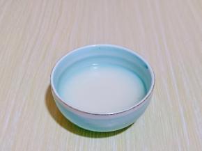 面粉与水混合在一起，充分搅拌均匀，无干粉。