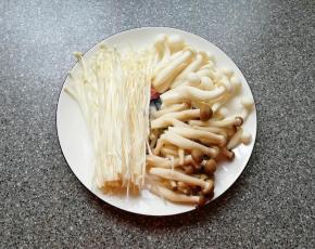 准备好食材，金针菇、白玉菇和蟹味菇切去根部清洗干净。