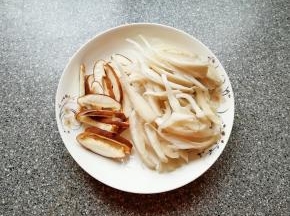 香菇去根清洗干净切成片，蘑菇切去根部洗干净撕开。