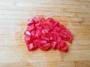 西红柿洗干净去皮切成小块。