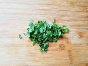 香菜洗干净切碎。