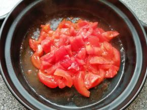 砂锅底部刷上一层食用油，下入西红柿翻炒至出汁。