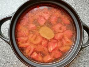 加入一块菌菇靓汤口味的浓汤宝，加水烧开。