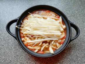 下入所有的菌菇。