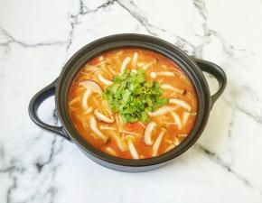 撒上香菜碎，番茄菌菇汤完成。