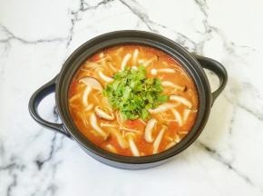 撒上香菜碎，番茄菌菇汤完成。