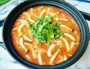近图看看美味的菌菇汤。