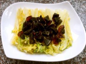 切好的皮蛋摆在娃娃菜中间