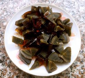 皮蛋切成不规则粒状