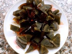 皮蛋切成不规则粒状