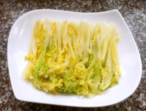 焯好水的娃娃菜立即放入冷水中过凉沥干水份摆入盘中